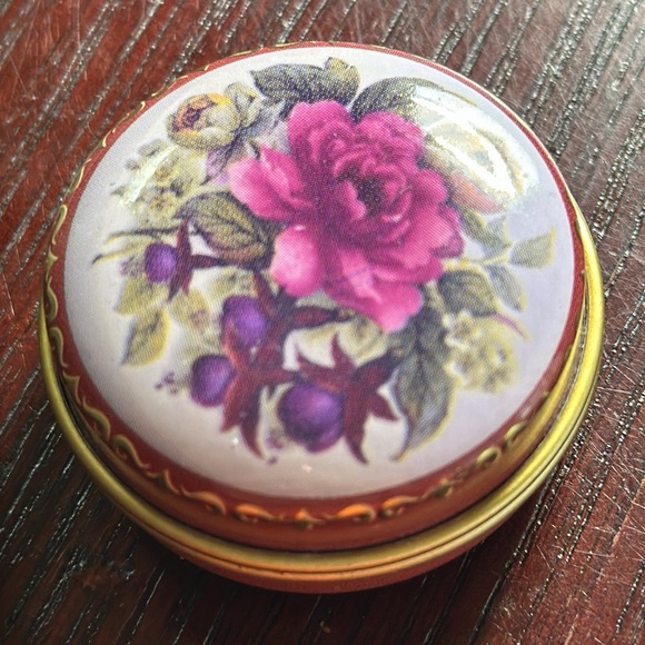 Vintage round metal pill box with floral print - Picture 2 of 4